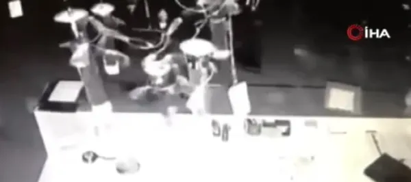 diyarbakirda-deprem-aninin-yeni-goruntuleri-ortaya-cikti-zemin-besik-gibi-sallandi-1678521321310.jpg Diyarbakır’da deprem anının yeni görüntüleri ortaya çıktı! Zemin beşik gibi sallandı - 3