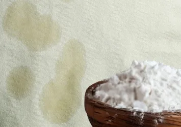 Yağ lekesini anında çıkarıyor! Kıyafetinize 1 kaşık serpiştirin...