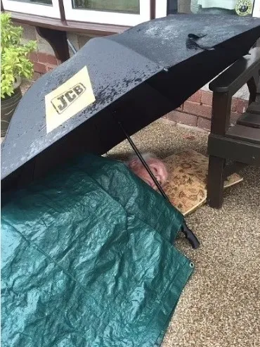 ingilterede-saglik-krizi-cig-gibi-buyuyor-kanser-hastasi-7-saat-yol-ortasinda-yatarak-ambulans-bekledi-goruntu-1670413621460.jpg İngiltere’de sağlık krizi çığ gibi büyüyor! Kanser hastası 7 saat yol ortasında yatarak ambulans bekledi! Görüntüler ülkeyi karıştırdı - 4