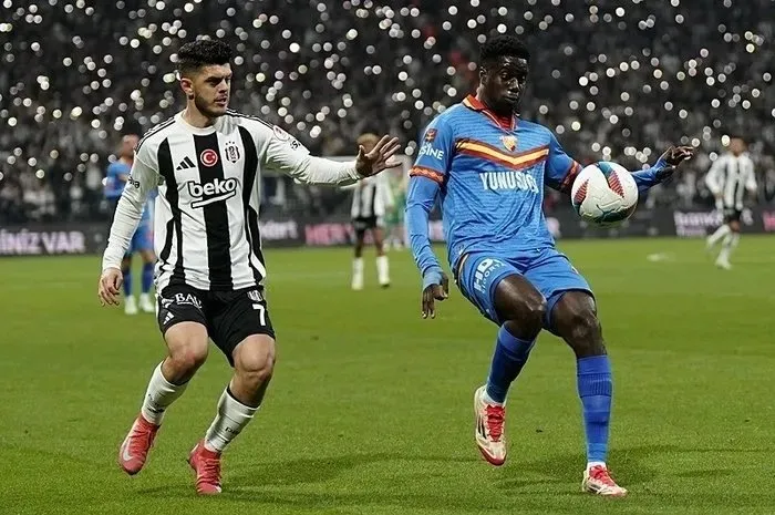 Özel'in ZK Boykotu Inat Futbol Fanları ATV ekranlarına kilitlendi