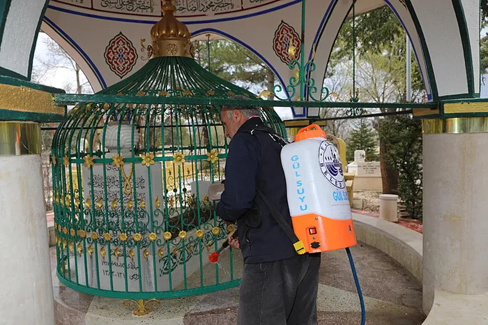 Elazığ’da camiler ve türbeler gül suyu ile yıkanıyor - 1
