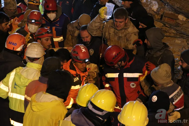 Deprem felaketinden saatler sonra yeni mucizeler! Annenin sözleri yürekleri dağladı! Duvardaki o yazı... 17