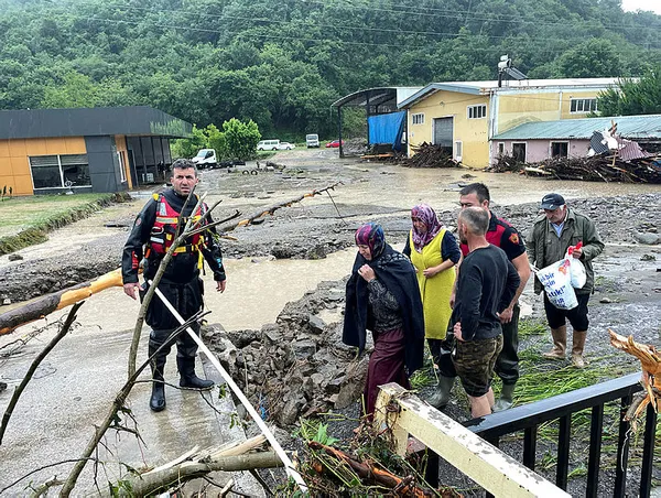 Sel bölgesinde son durum! Devlet tüm imkanlarıyla seferber oldu | Doğu Karadeniz’e flaş uyarı! Bakan Ali Yerlikaya duyurdu