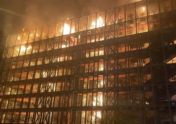 İzmir'de 8 katlı binada büyük yangın