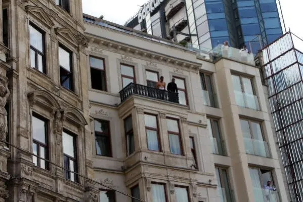 Son dakika: İstanbul Beyoğlu'nda tarihi otelde yangın paniği - 2