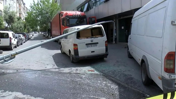 istanbulda-kimyasal-panigi-elektrik-diregine-carpti-yola-akti-1714046786911.jpeg İstanbul'da kimyasal paniği! Elektrik direğine çarptı yola aktı - 3