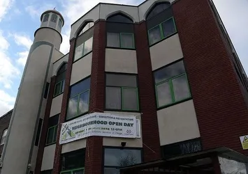 Londra'da camiye çirkin saldırı!