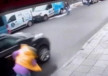 Cep telefonu canından ediyordu! Kaza anı kamerada