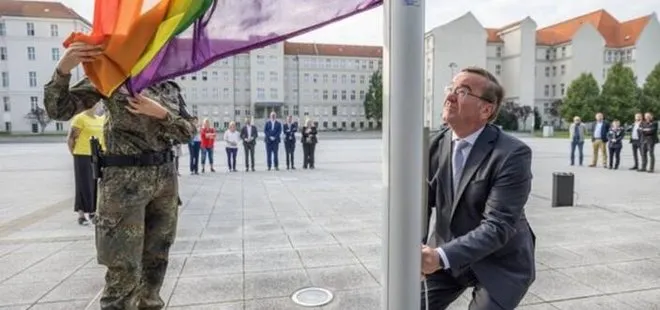 Almanya’dan LGBT terörüne destek! Savunma Bakanı Pistorius paçavrayı göndere çekti