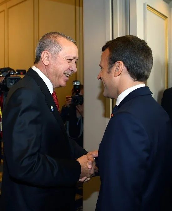 Macron, Cumhurbaşkanı Erdoğan’ı hayranlıkla izledi