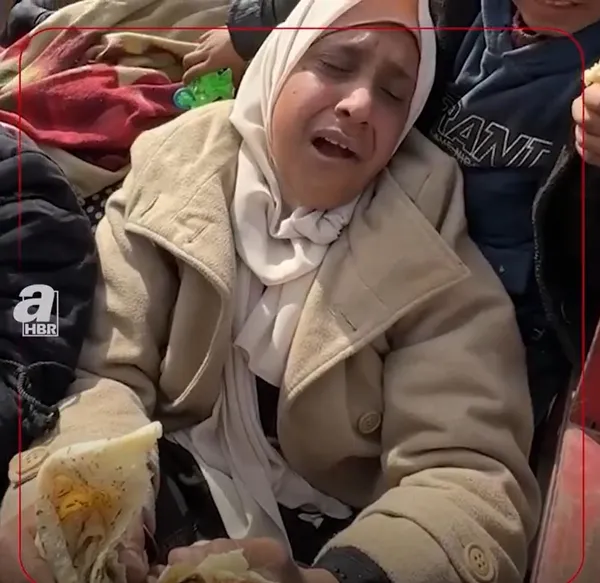 Gazze’de insani felaket! İnsanlığın utanç görüntüleri: Filistinli kadın bir parça ekmeyi görünce gözyaşlarını tutamadı