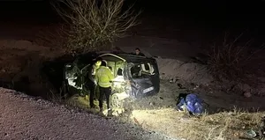 Hafif ticari araç şarampole yuvarlandı: 1 ölü 3 yaralı