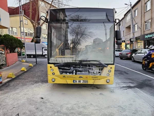 1702924571955.jpg İstanbul’da İETT faciası: Alev alev yandı, vatandaşlar illallah etti! “Ekrem İmamoğlu, otur sıfır” - 5