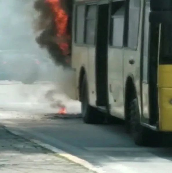 İstanbul'da İETT otobüsü yolcuları ölümden döndü! Alev alev yandı - 1
