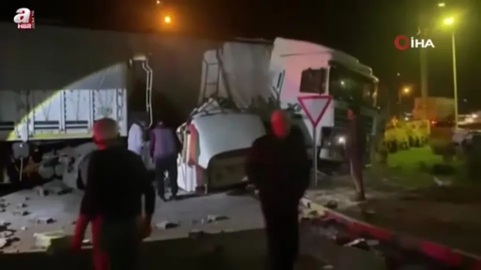 2 tır kavşakta çarpıştı: 2 yaralı