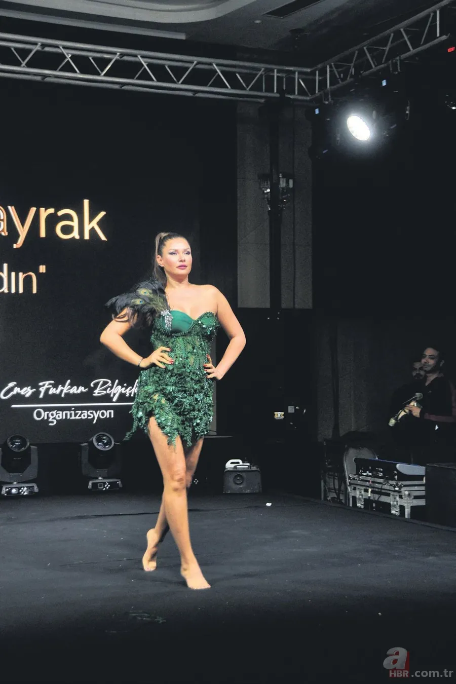 Tuğba Altıntop sahnede yere kapaklandı 4