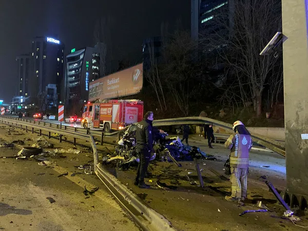 1647468573056.jpg Önce bariyerlere girdi sonra camdan fırlayarak taklalar attı! İstanbul'da gece yarısı feci kaza - 2