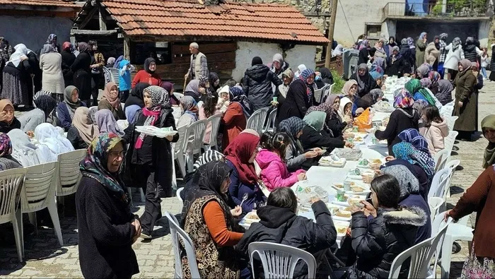 1715067146595.jpeg 671 yıldır bu kazanlar kaynıyor! Yılda bir kez pişen "dede aşı" için binlerce kişi bu köye akın etti