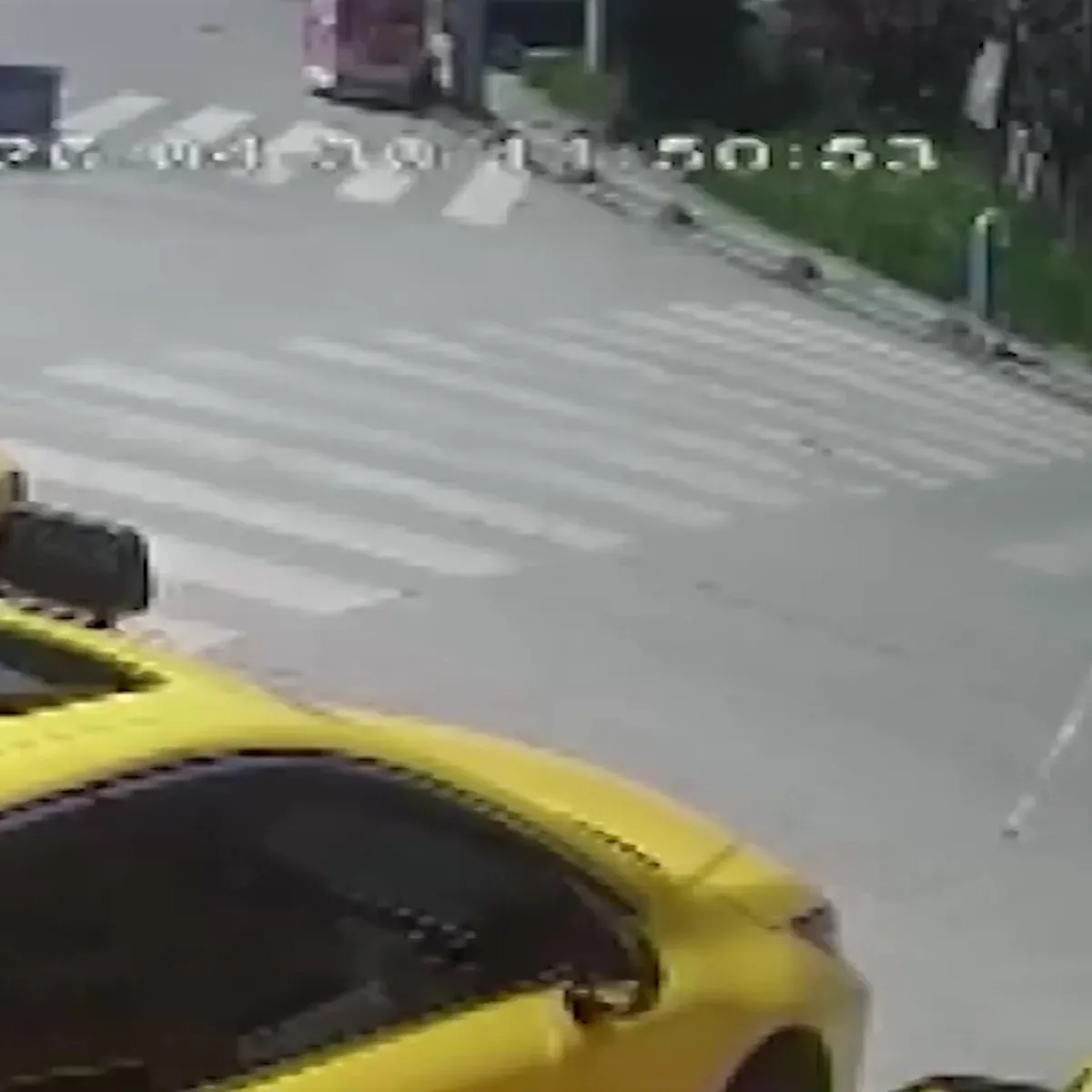 Görme engelli yayanın zor anları kamerada