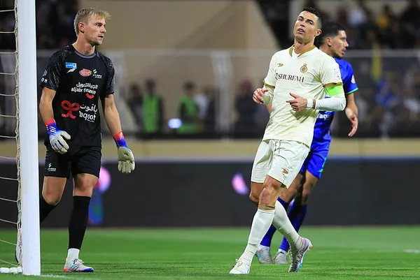 ronaldo-suudi-arabistanda-ilk-golunu-atti-yildiz-oyuncu-penalti-goluyle-hesabi-acti-1675449872417.jpg Ronaldo Suudi Arabistan'da ilk golünü attı! Yıldız oyuncu penaltı golüyle hesabı açtı - 3