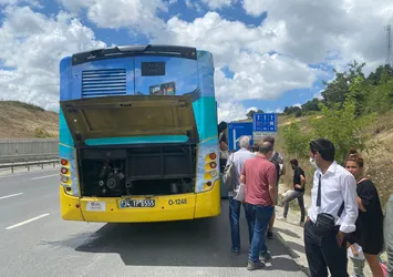 Havalimanına gitmek isteyenlerin İETT sınavı! Otobüs arızalanınca yolda kaldılar
