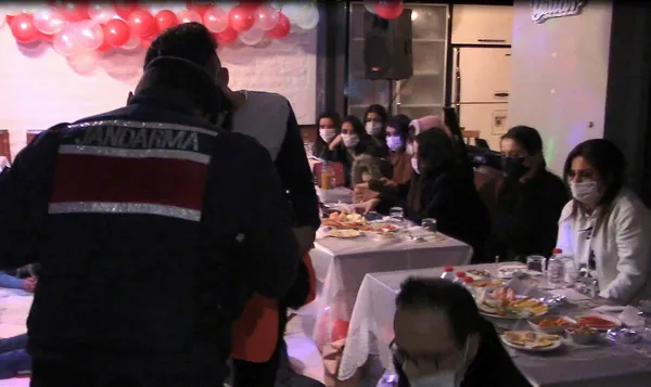 Koronavirüsü hiçe sayıp Silivri'de yılbaşı partisi yaptılar! - 3