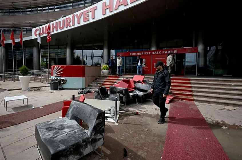 CHP'de tahliye gerilimi! Kılıçdaroğlu'nun Genel Merkez'e geleceği tarih belli oldu | İşte arbededen geriye kalan görüntüler - 1