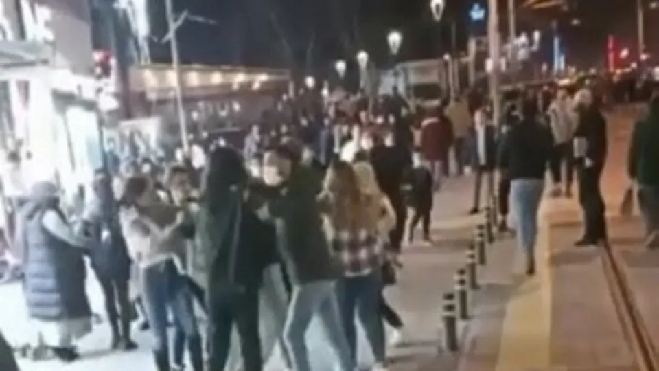 Bursa'da genç kızlardan erkek kavgası! İlçe karıştı