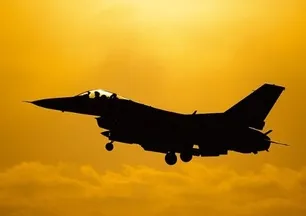 Tayvan'da F-16 uçağı eğitim uçuşunda denize düştü!
