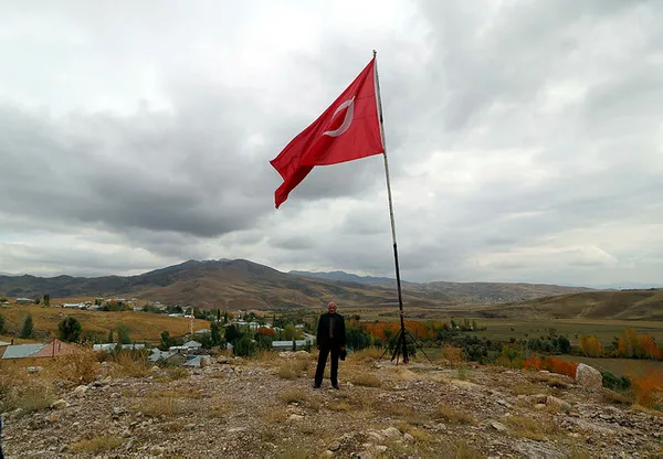 82 yaşındaki Seyit Tahir Öztepe tehditlere rağmen 35 yıldır Türk bayrağını dalgalandırıyor! - 1