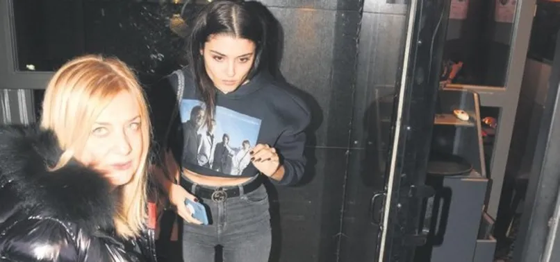 Hande Erçel'den tişörtlü mesaj