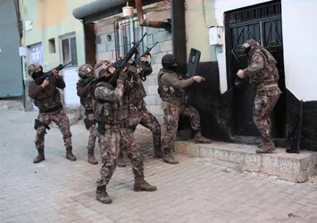 Gaziantep'te 200 polisle şafak operasyonu