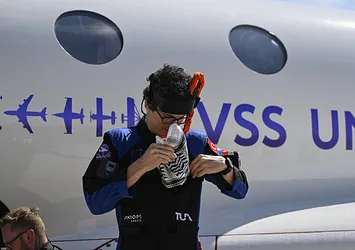 Türkiye'nin ikinci uzay yolcuğu sonrası Atasever Türk ve Azerbaycan bayrakları açtı! Gazze'yi unutmadı: Dünyaya kefiyeli mesaj