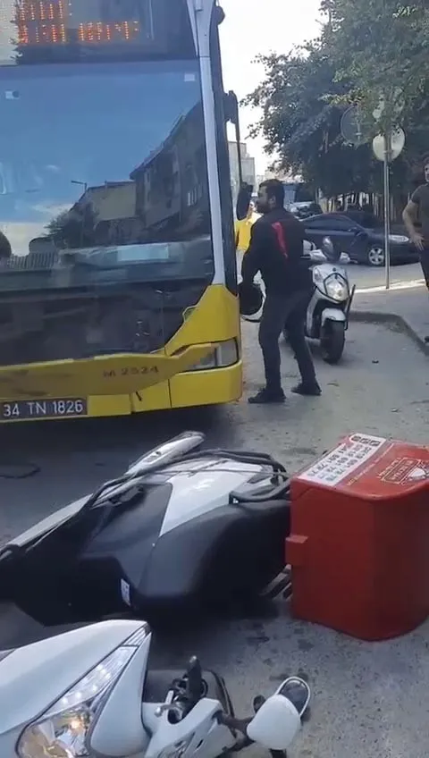 esenyurtta-ofkeli-motokurye-dehset-sacti-iett-otobusune-tekmeli-saldiri-1630836056723.jpg
