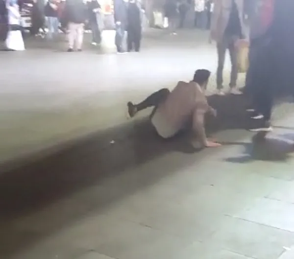 1670829773639.jpg İstanbul'da aynı yerde iki grubun kavgası kamerada! Tekme ve yumruklar havada uçuştu - 1