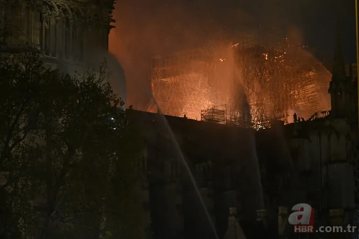Dünya Notre Dame Katedrali'ndeki yangını konuşuyor!