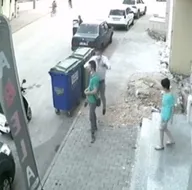 Namusuma yan baktın diyerek tekme tokat saldırdılar! Eşi araya girdi