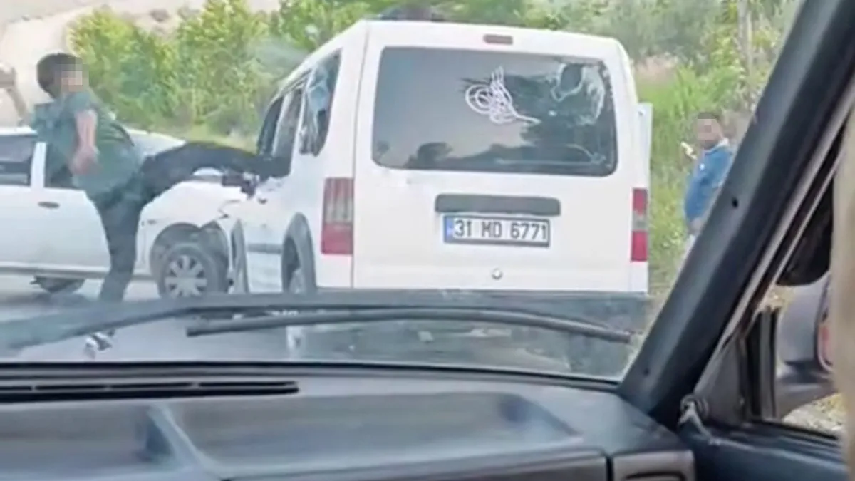 Hayrete düşüren görüntü: Kaza yaptıkları araçtakilere korku dolu anlar yaşattılar