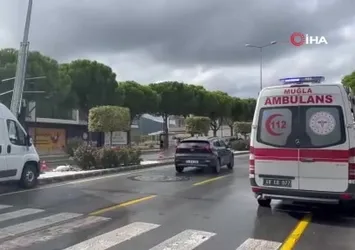 Muğla’da minibüs direğe çarptı sürücü yaralandı