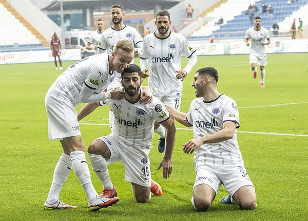 kasimpasa-3-hatayspor-1-mac-sonucu-pasa-3-golle-kazandi-1641654479604.jpg Kasımpaşa: 3 - Hatayspor: 1 MAÇ SONUCU | Paşa 3 golle kazandı - 2