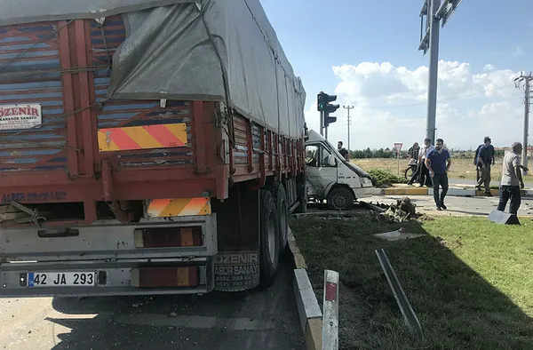 Son dakika: Konya'da minibüs ile kamyon çarpıştı: 13 yaralı - 1