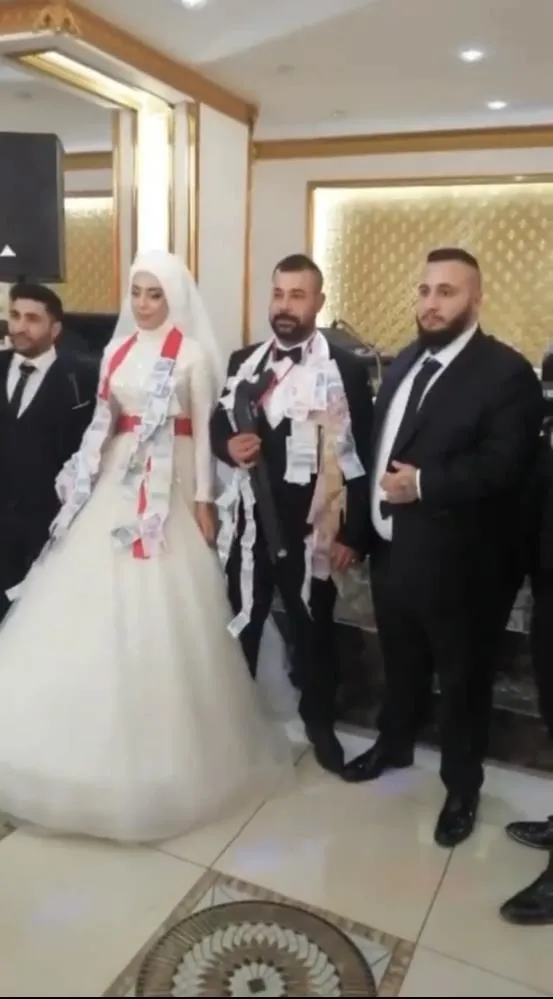 yeni-evlenen-cifte-tuhaf-taki-gelinin-surati-dustu-1638856644880.jpg Yeni evlenen çifte tuhaf takı! Gelinin suratı düştü - 2