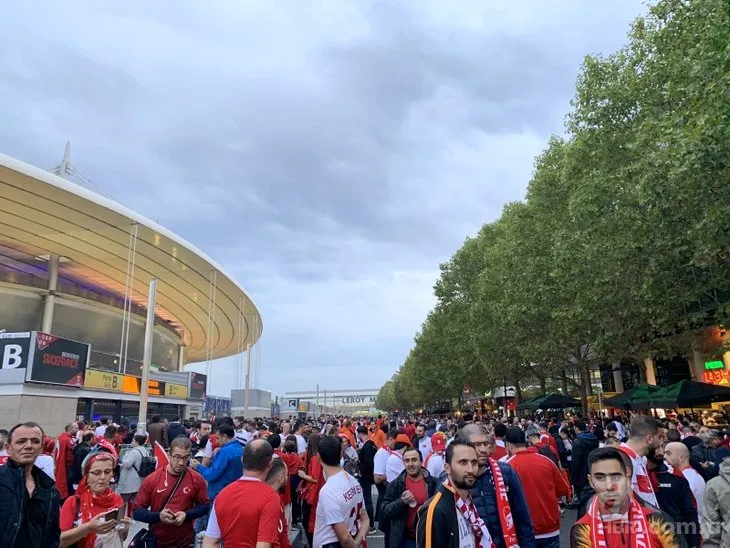 Fransa - Türkiye maçı öncesi Türk taraftarlar Paris’i inletti