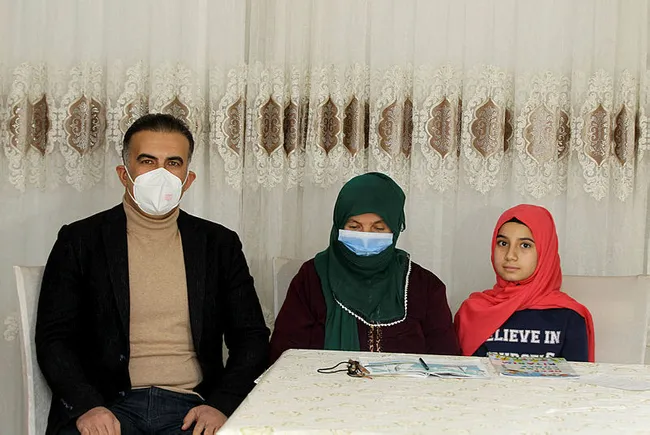 Vanlı 10 çocuk annesi Aslı teyze torunundan okuma yazma öğreniyor - 2
