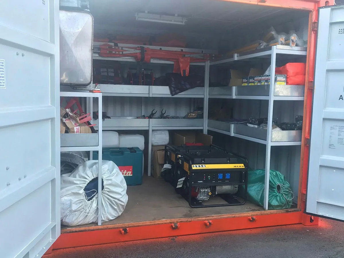 99 depreminin ardından yerleştirilen turuncu konteynerler hırsızların hedefi oldu