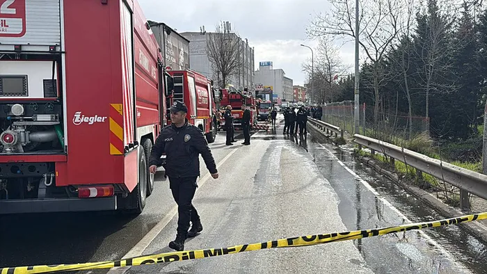 sultanbeylideki-is-yerinde-yangin-alevler-kontrol-altinda-1741774093596.jpg Fotoğraf: AA