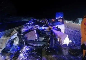 Yozgat'ta katliam gibi kaza! Otomobil tıra çarptı üç kişi hayatını kaybetti