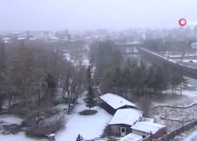 Kars’a mevsimin ilk karı düştü