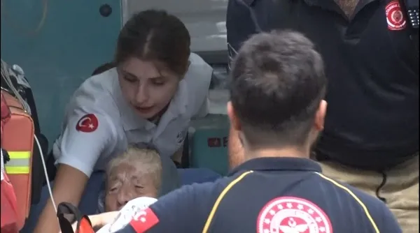 istanbulda-ilginc-olay-yasli-kadin-yurekleri-agza-getirdi-1661413306933.jpg İstanbul’da ilginç olay! Yaşlı kadın yürekleri ağza getirdi - 3