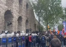 Saraçhane’de 1 Mayıs provokasyonu! Polisin dağılın uyarısına saldırıyla karşılık verdiler